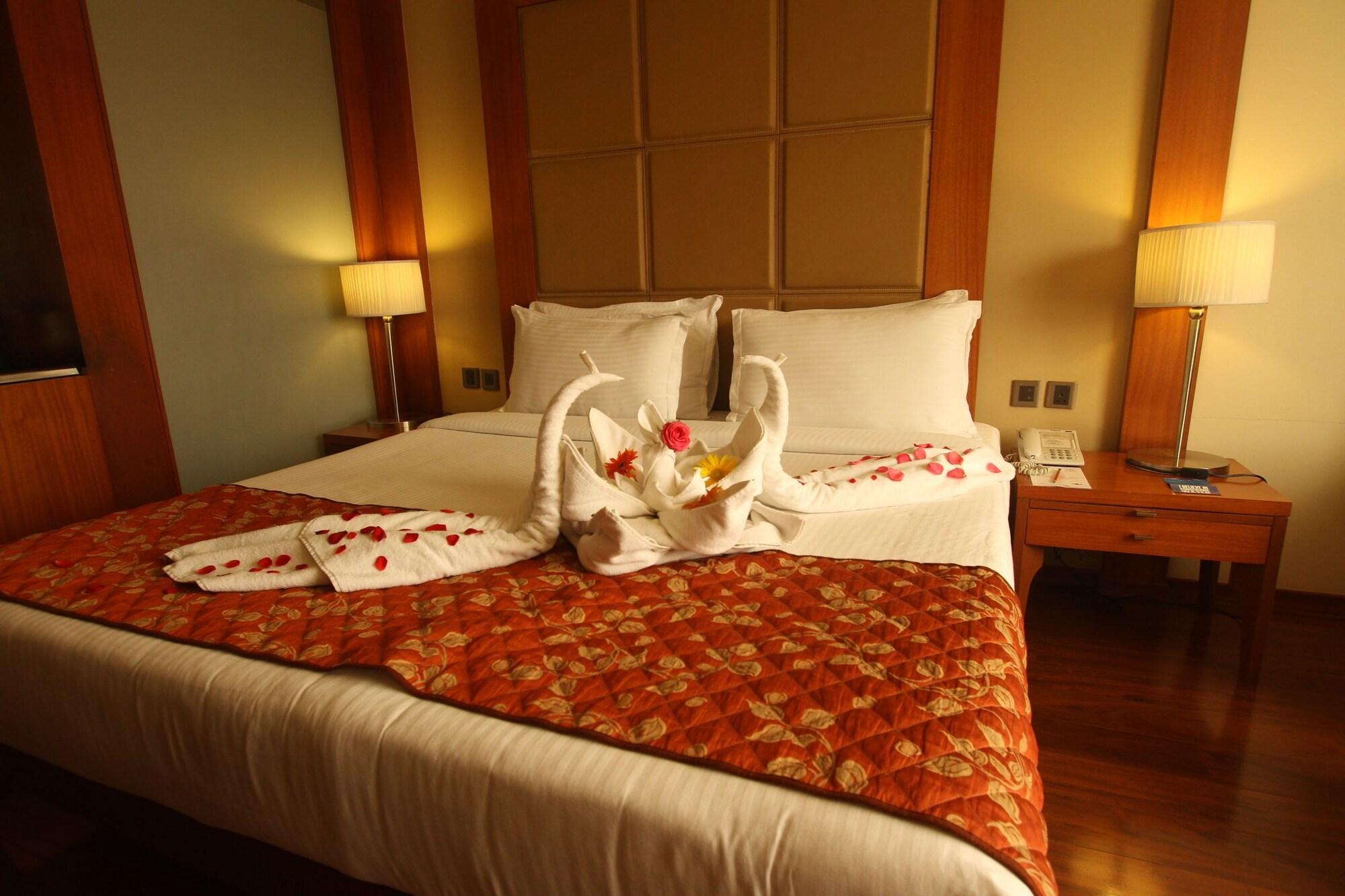 The Cambay Grand Hotel Ahmedabad Buitenkant foto