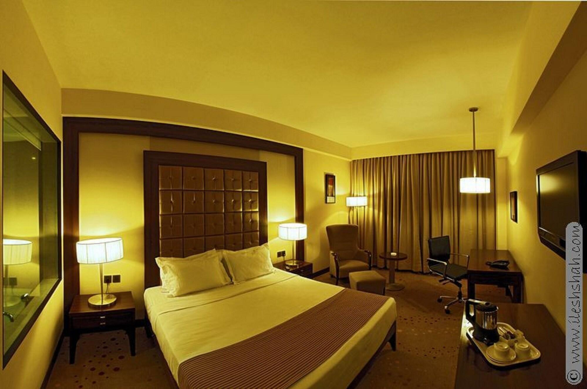 The Cambay Grand Hotel Ahmedabad Buitenkant foto