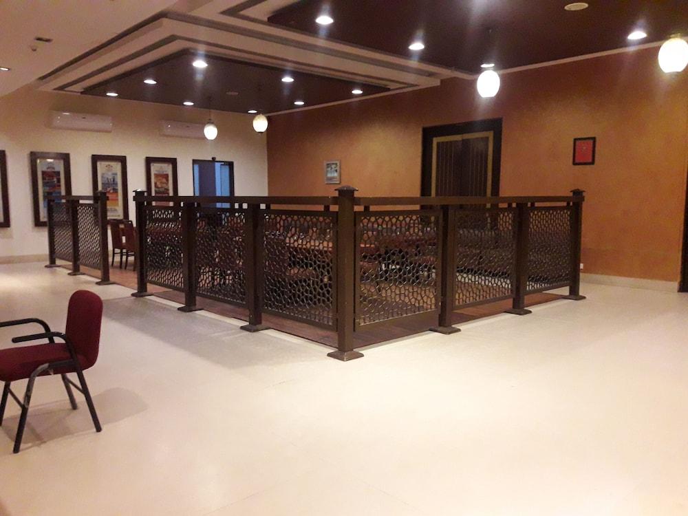 The Cambay Grand Hotel Ahmedabad Buitenkant foto