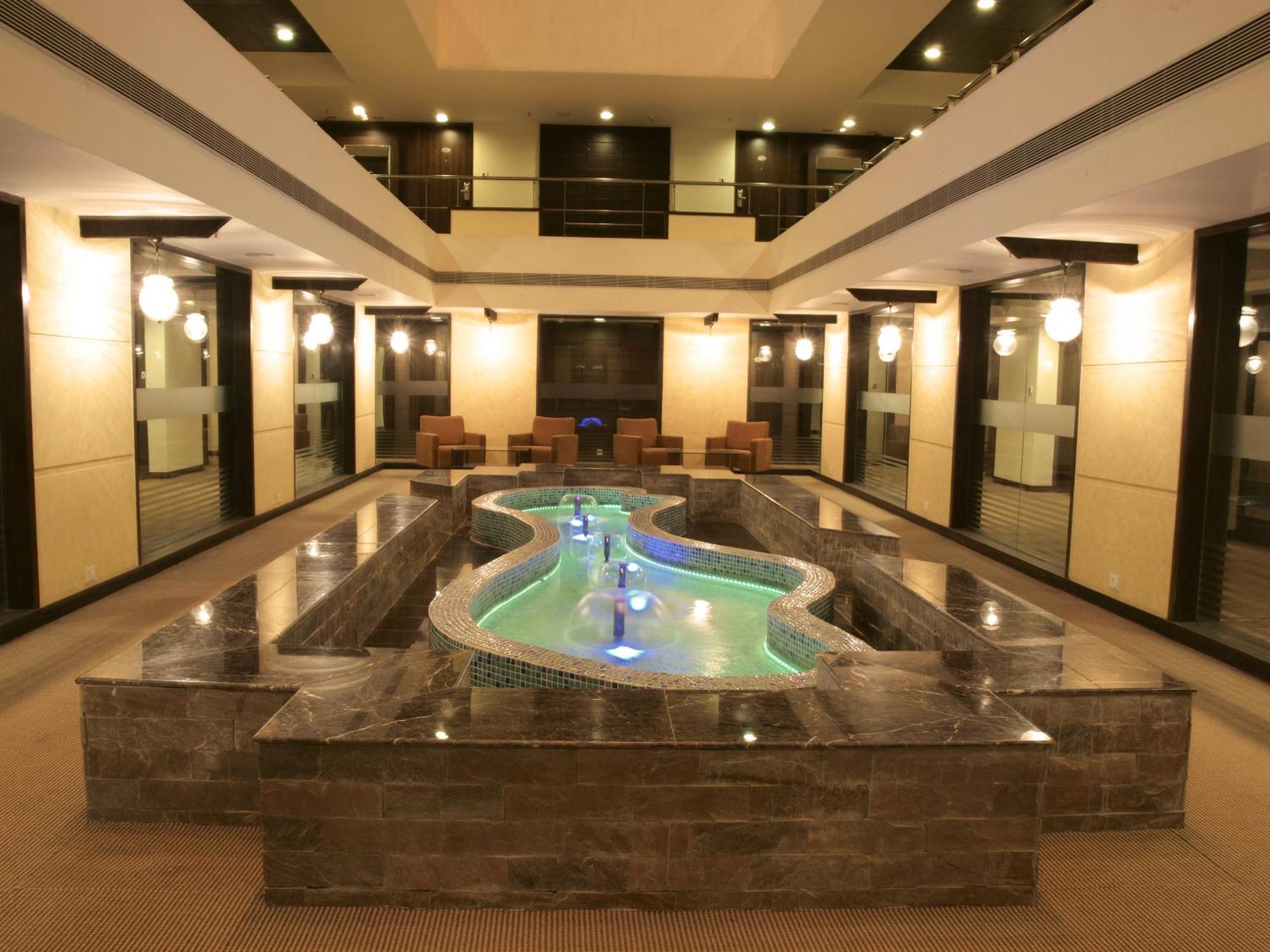 The Cambay Grand Hotel Ahmedabad Buitenkant foto