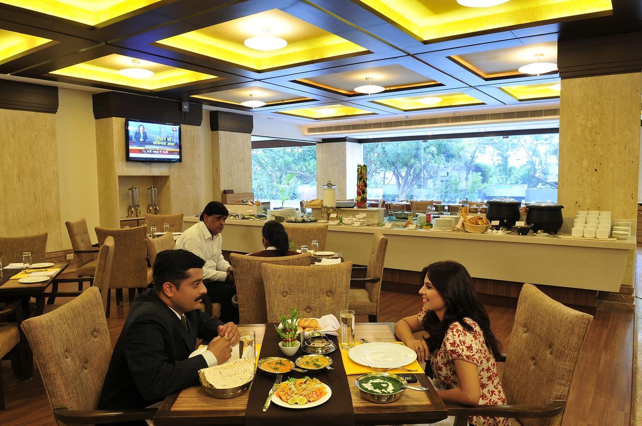 The Cambay Grand Hotel Ahmedabad Buitenkant foto