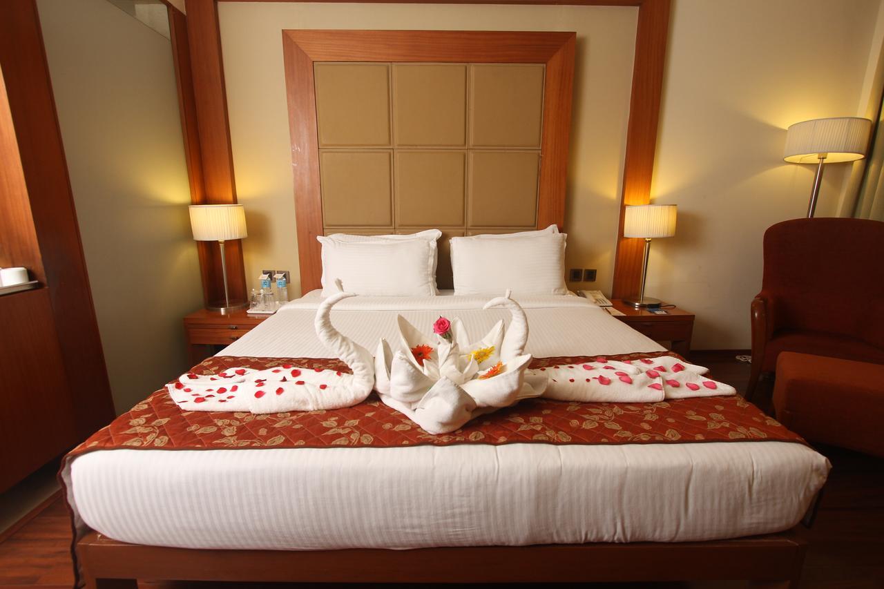 The Cambay Grand Hotel Ahmedabad Buitenkant foto