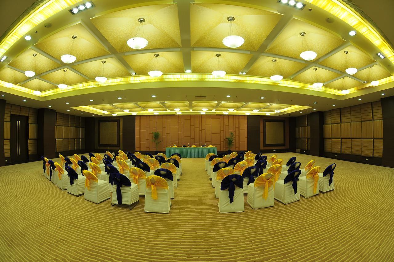 The Cambay Grand Hotel Ahmedabad Buitenkant foto