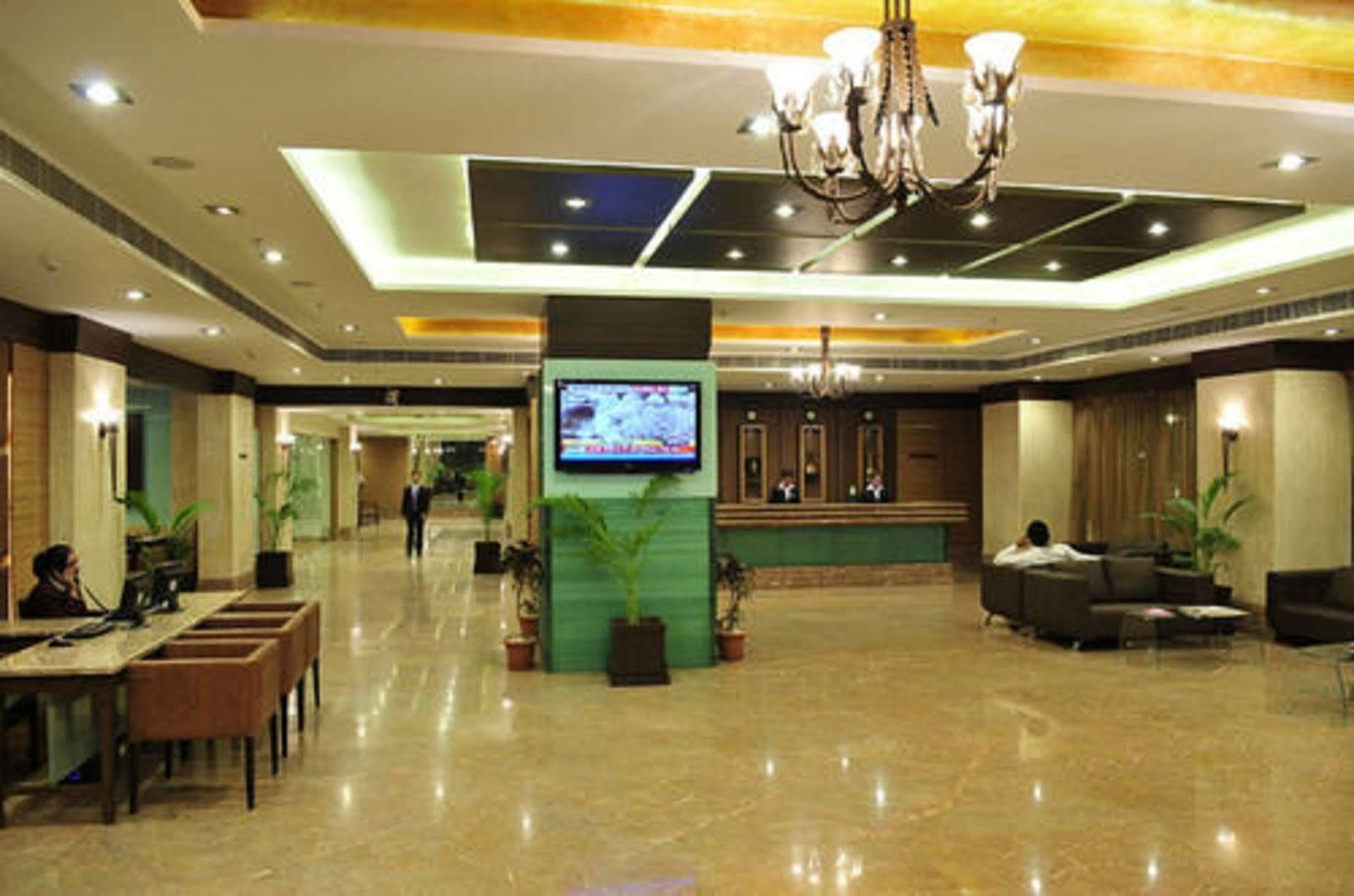The Cambay Grand Hotel Ahmedabad Buitenkant foto