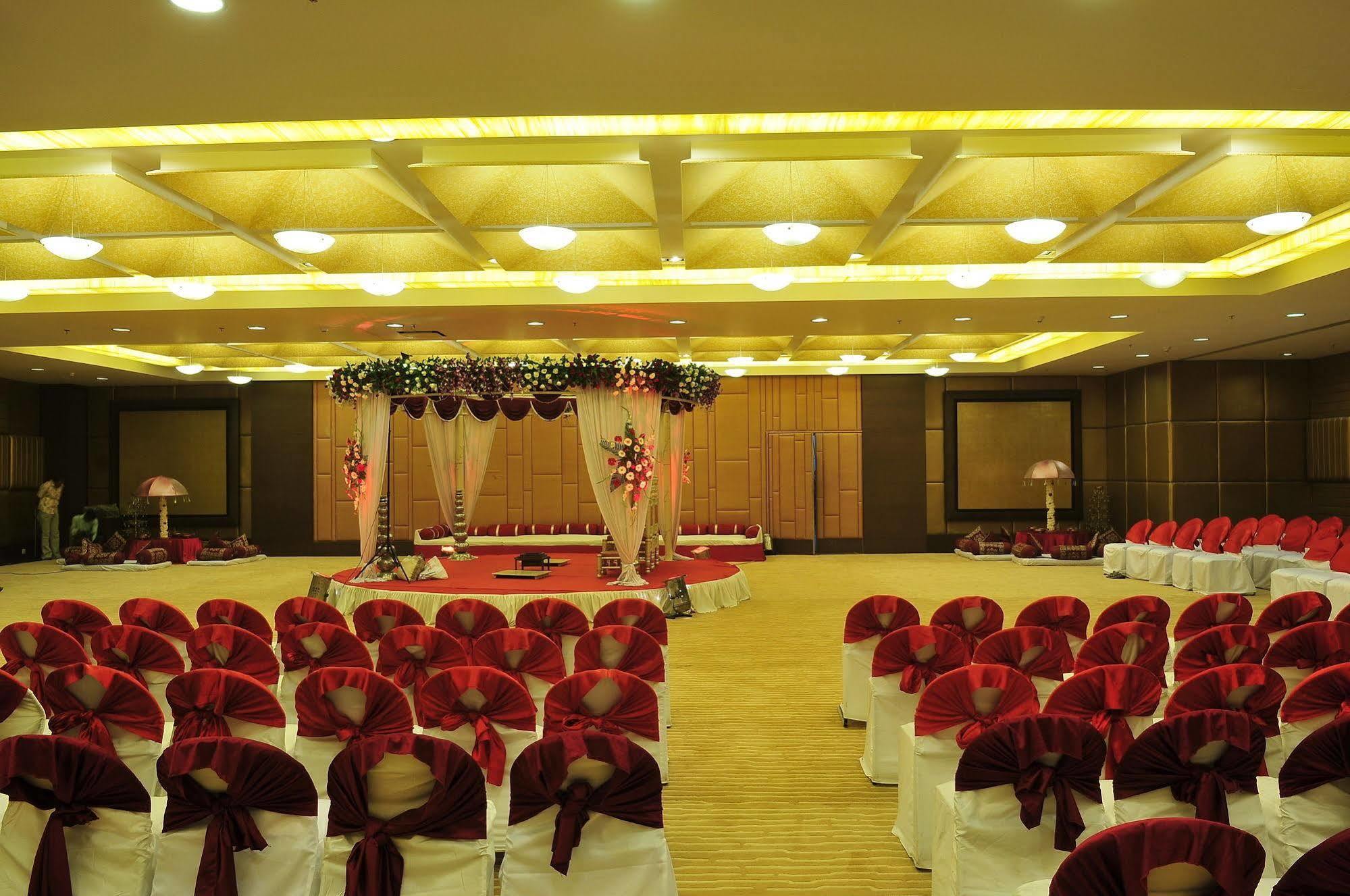 The Cambay Grand Hotel Ahmedabad Buitenkant foto