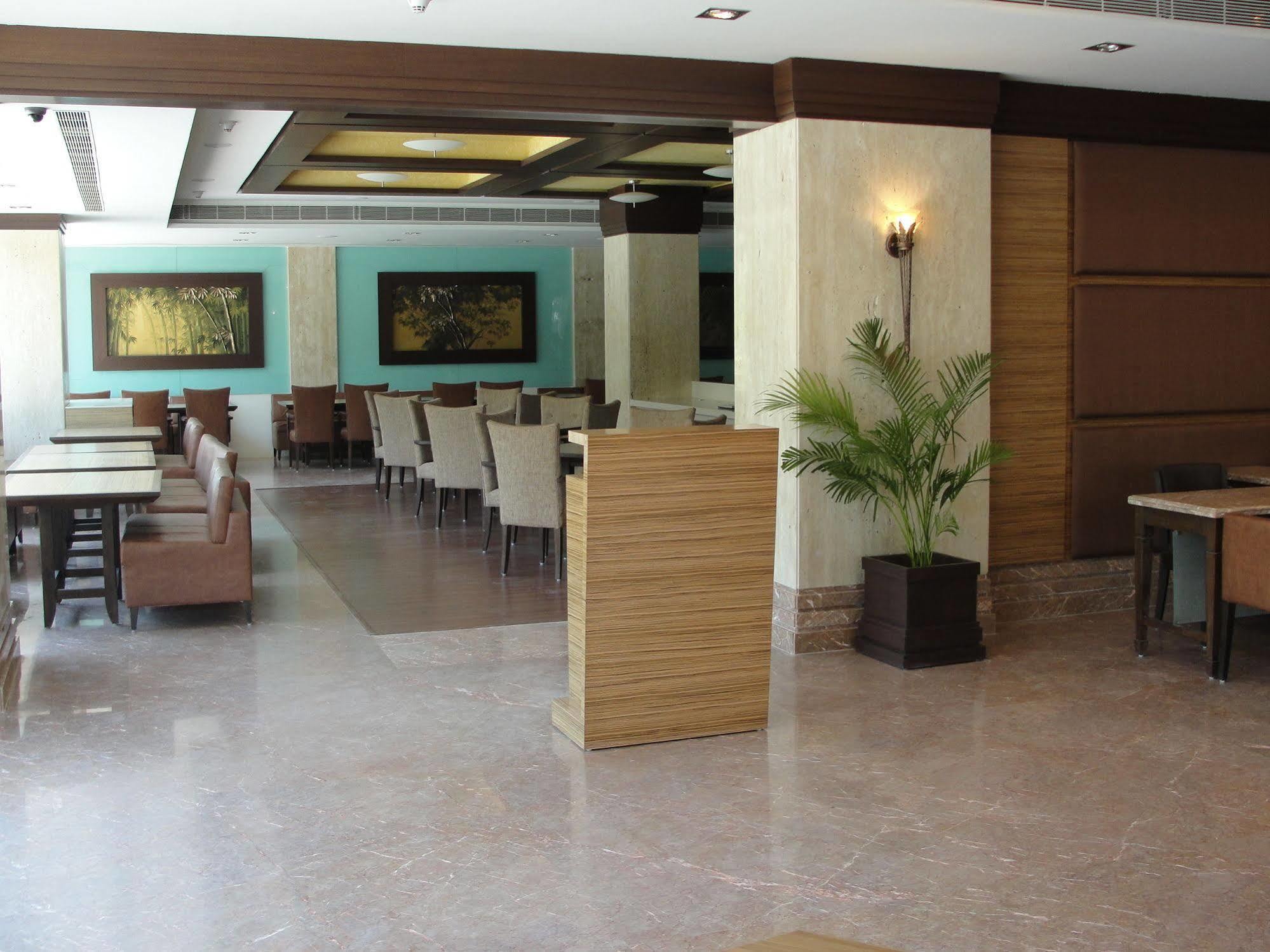 The Cambay Grand Hotel Ahmedabad Buitenkant foto