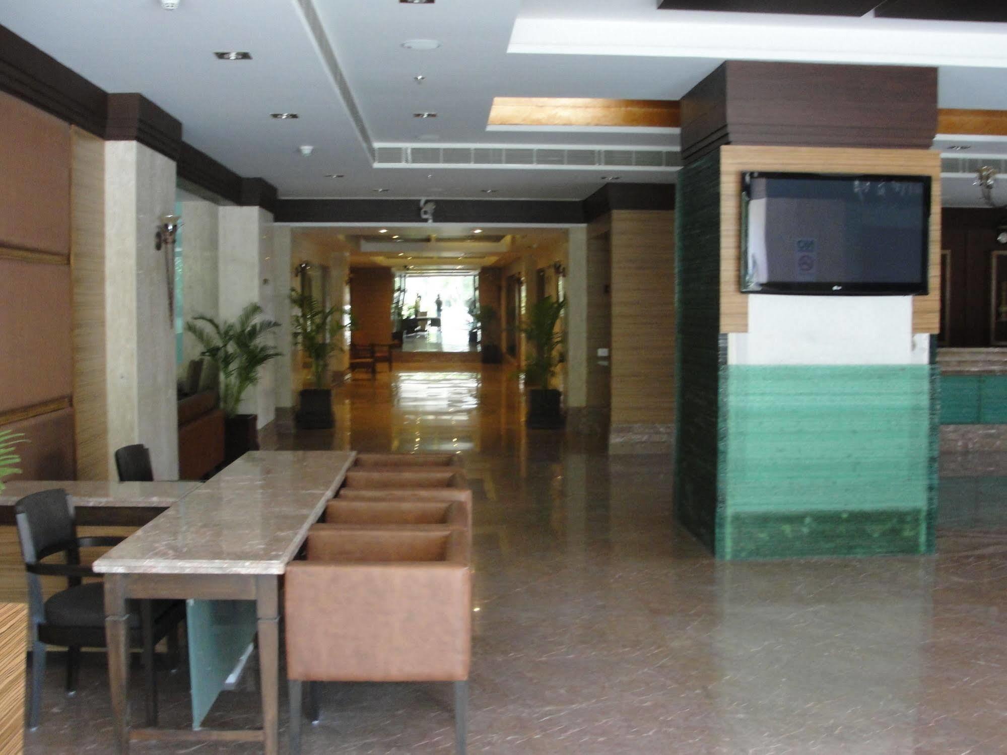 The Cambay Grand Hotel Ahmedabad Buitenkant foto