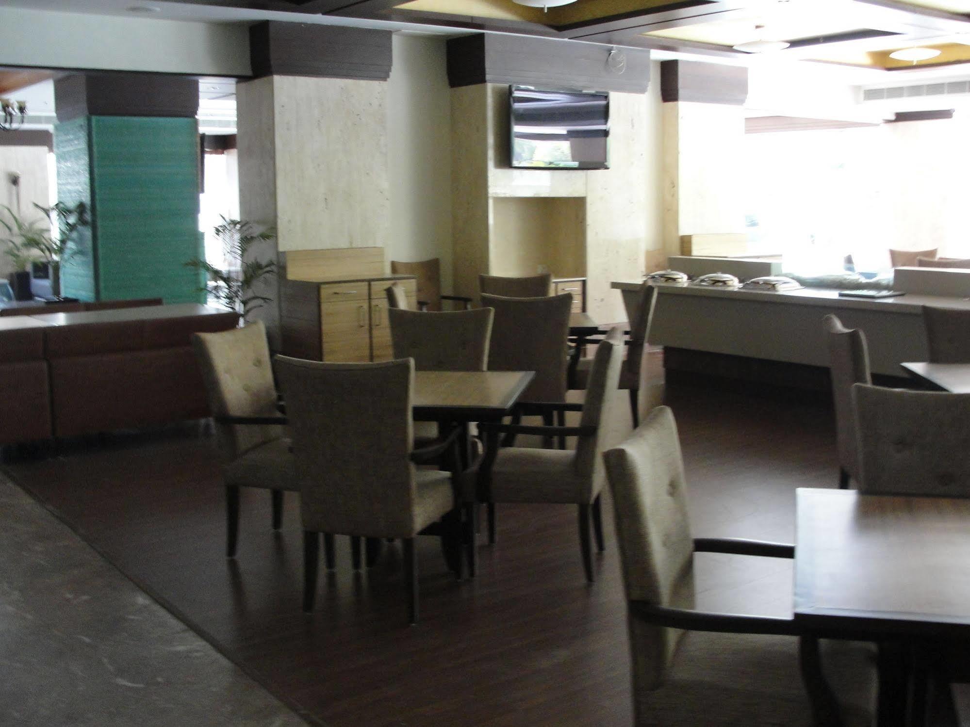 The Cambay Grand Hotel Ahmedabad Buitenkant foto