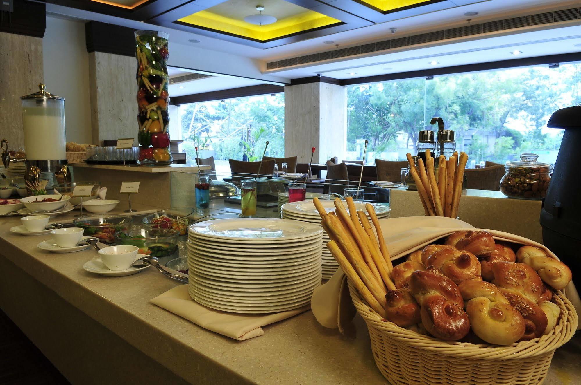 The Cambay Grand Hotel Ahmedabad Buitenkant foto