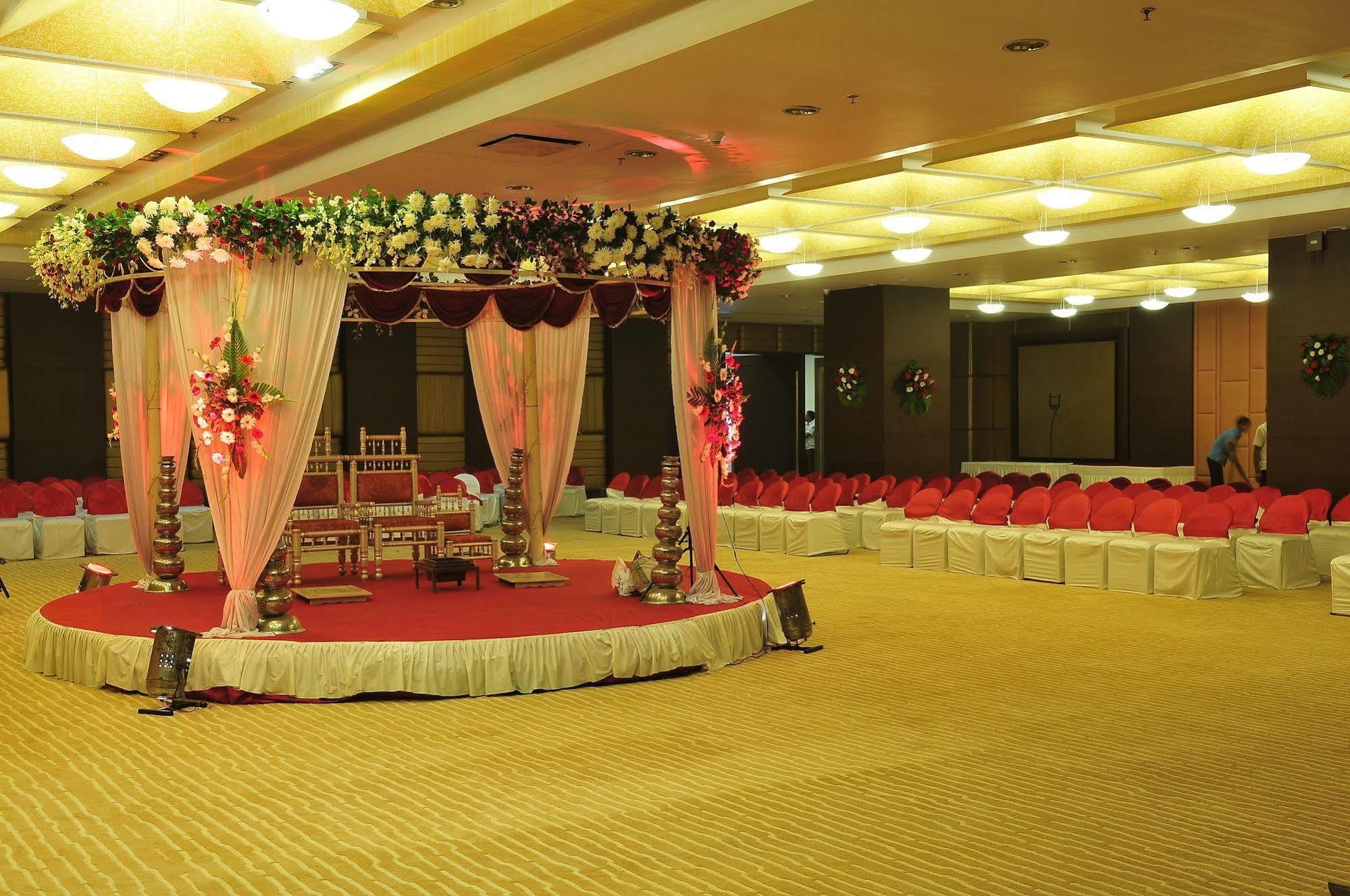The Cambay Grand Hotel Ahmedabad Buitenkant foto