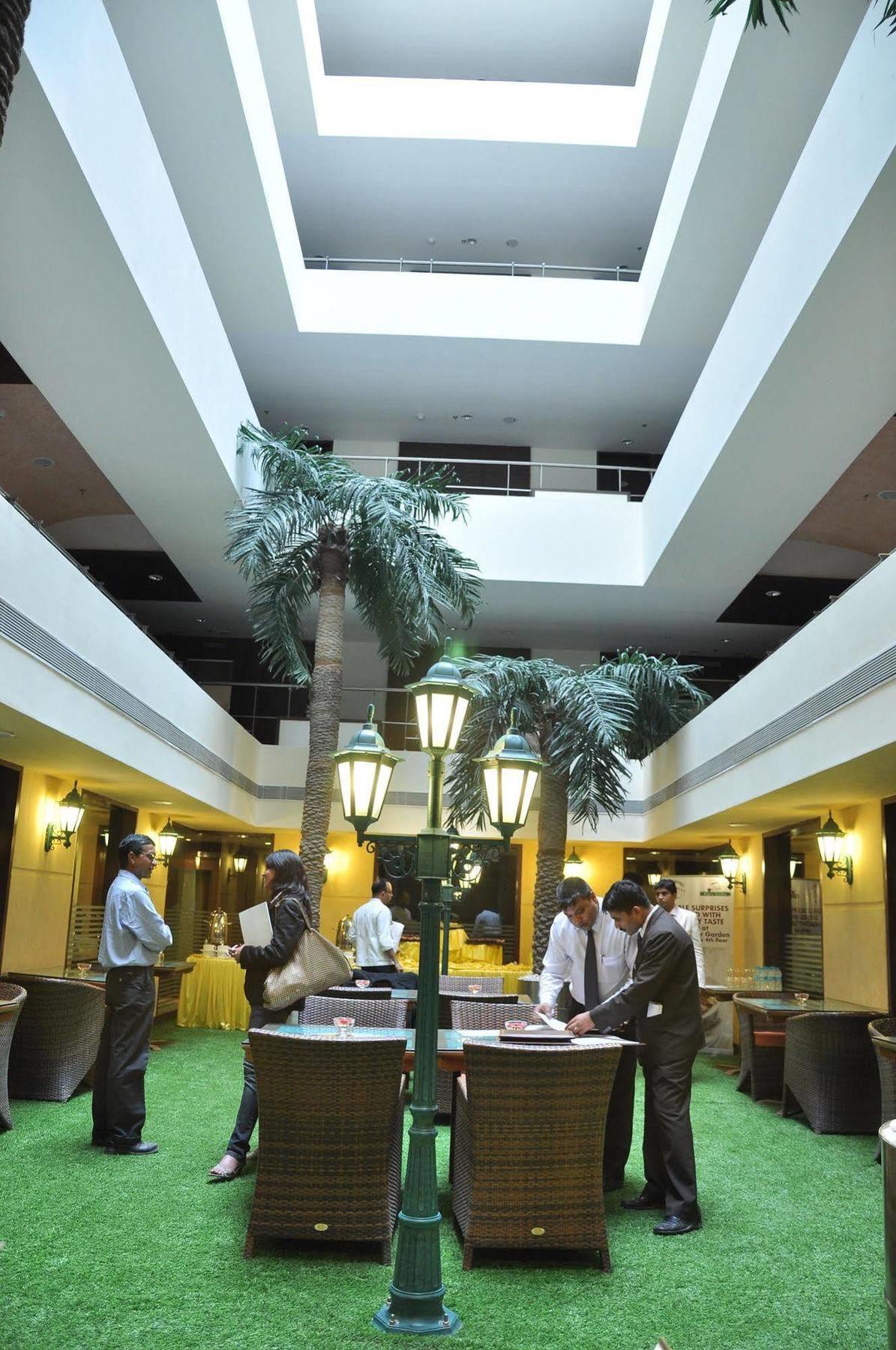 The Cambay Grand Hotel Ahmedabad Buitenkant foto