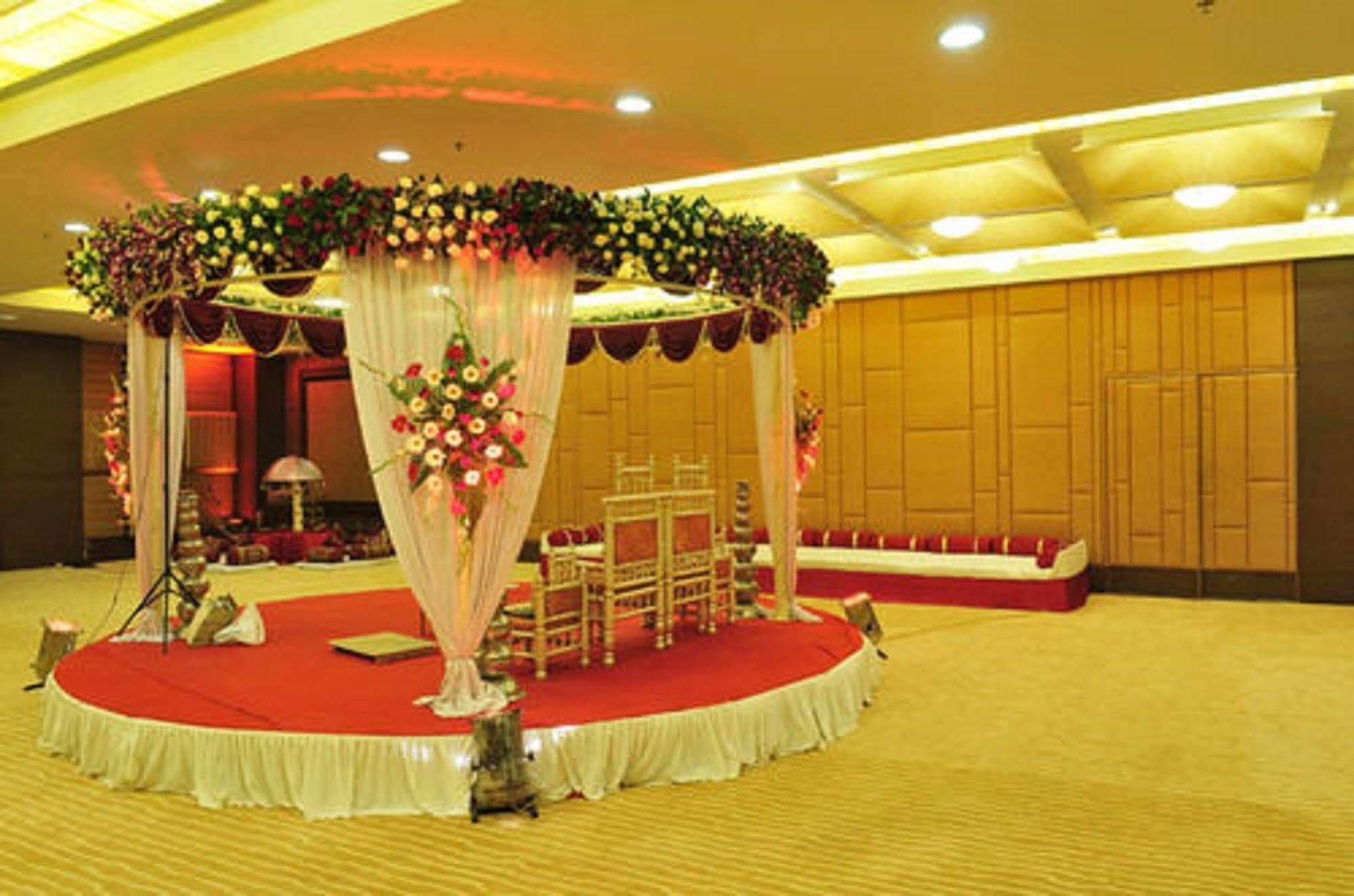 The Cambay Grand Hotel Ahmedabad Buitenkant foto