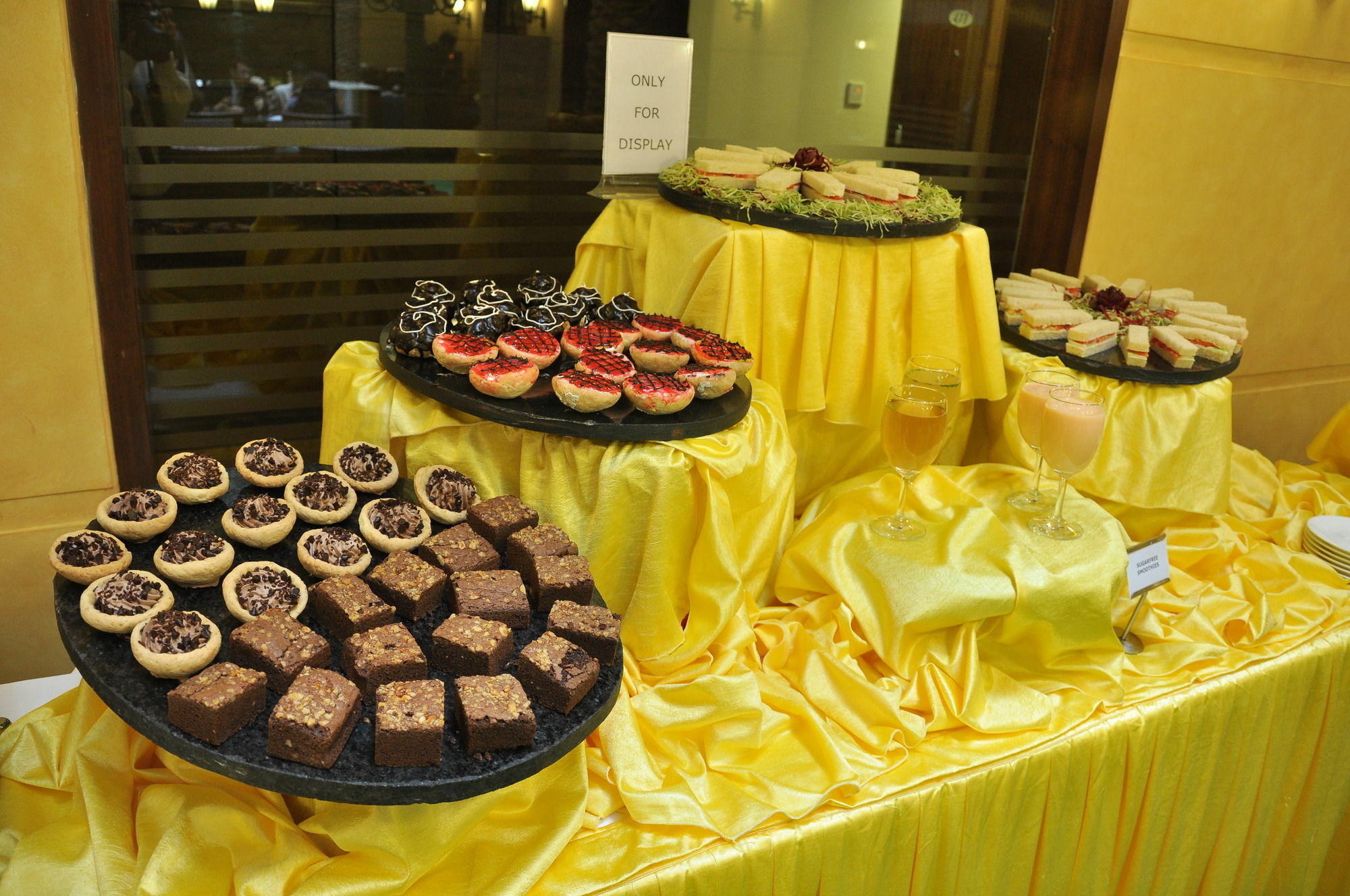 The Cambay Grand Hotel Ahmedabad Buitenkant foto